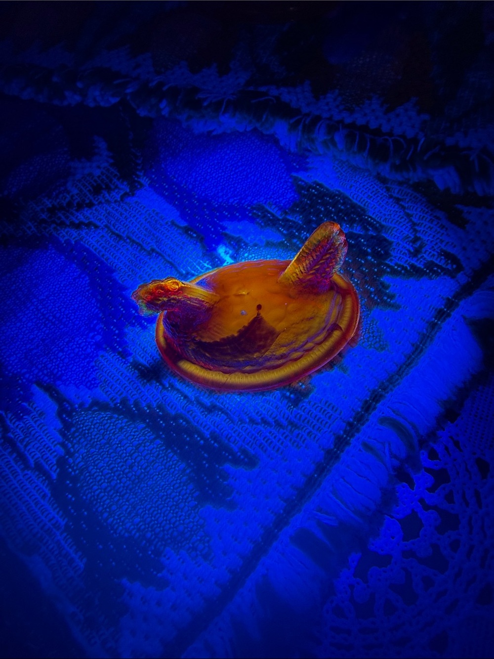 Vintage unmarked hen on a nest HON amberina GLOWS no nest